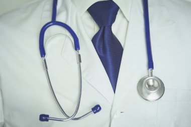 Ofiste steteskoplu bir tıp doktoru var.