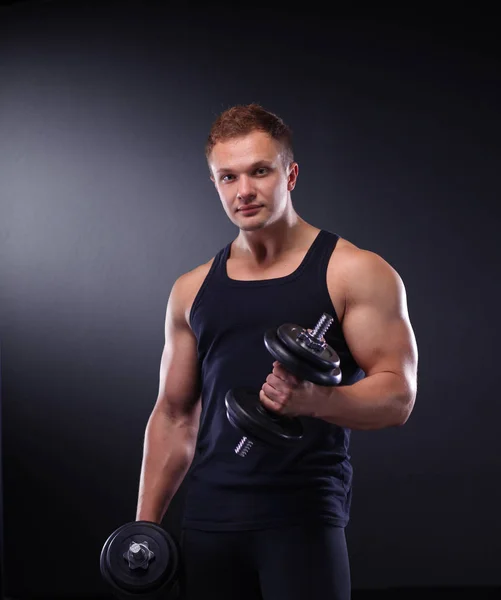 Yakışıklı kaslı adam dumbell ile çalışma dışarı — Stok fotoğraf