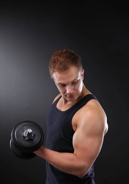 Bonito homem musculoso trabalhando com halteres — Fotografia de Stock