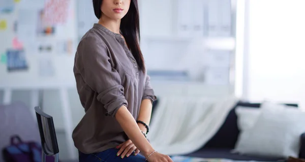 Retrato de una joven atractiva sentada en una silla —  Fotos de Stock