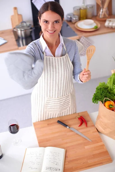 Frau macht gesunde Lebensmittel lächelnd in Küche — Stockfoto