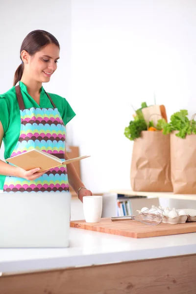 Vrouw maken van gezonde voeding staande glimlachend in keuken — Stockfoto