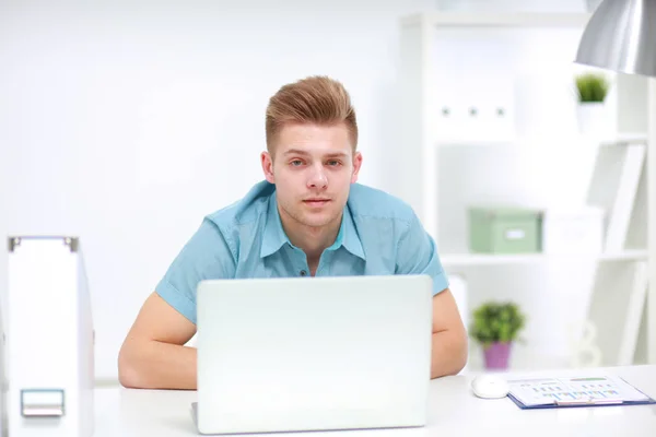 Jeune homme d'affaires travaillant au bureau, assis au bureau — Photo