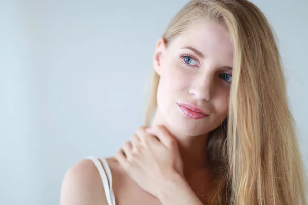 Portret van een mooie vrouw geïsoleerd op grijze achtergrond — Stockfoto