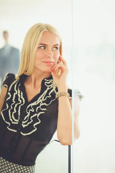 Femme d'affaires debout au premier plan dans le bureau . — Photo