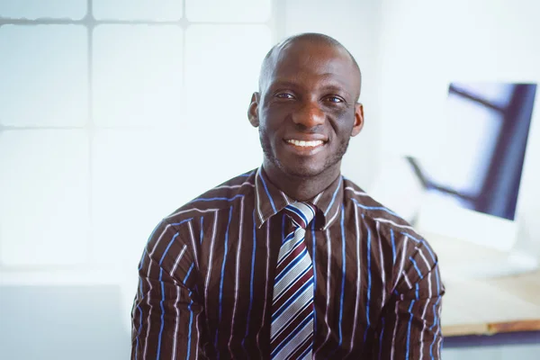 Portrait d'un bel homme d'affaires noir assis au bureau — Photo