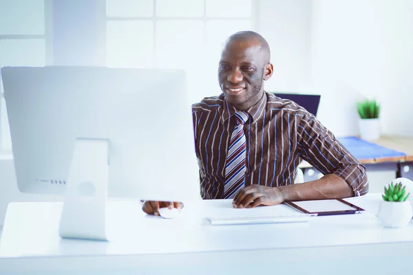 Hezký Afro Americký Podnikatel Klasickém Obleku Přenosném Počítači Usmíval Při — Stock fotografie