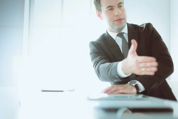 Porträt eines Geschäftsmannes, der die Hand zum Händedruck reicht — Stockfoto