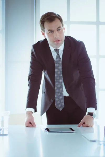 Porträt eines selbstbewussten, reifen Geschäftsmannes, der draußen steht — Stockfoto