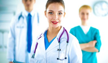 Kadın doktor hastanede steteskopla dikiliyor. 