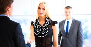 İş adamları toplantıdan sonra el sıkışıyor