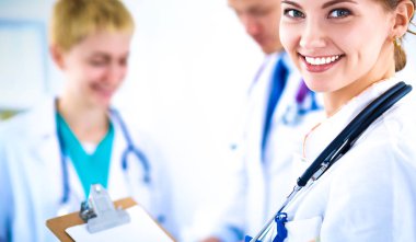 Tıp grubunun önünde çekici bir kadın doktor.