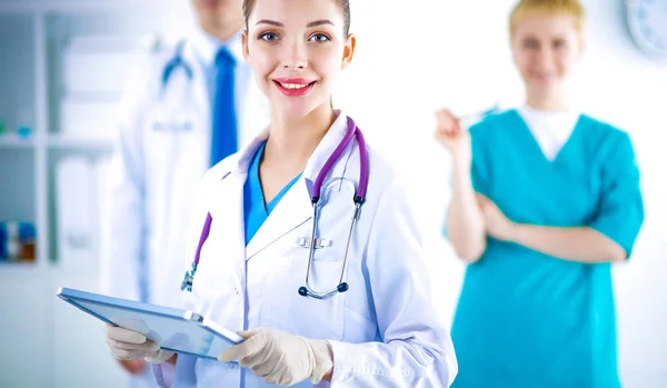 Médica atraente na frente do grupo médico — Fotografia de Stock