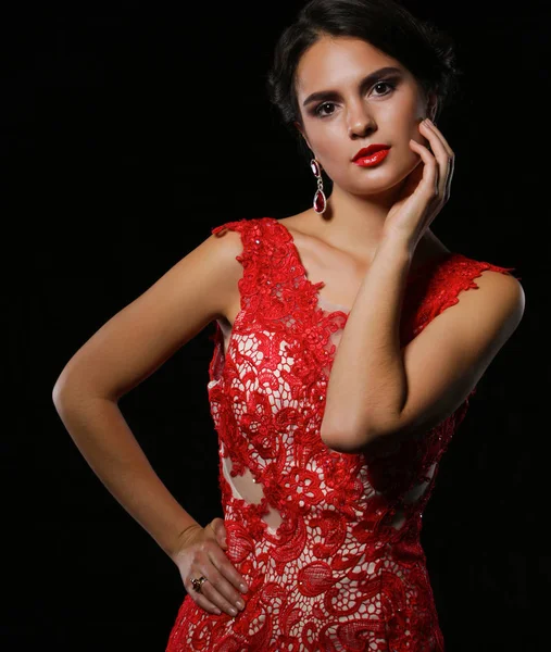 Piękna młoda kobieta w czerwonej sukience. na białym tle na czarnym tle — Zdjęcie stockowe
