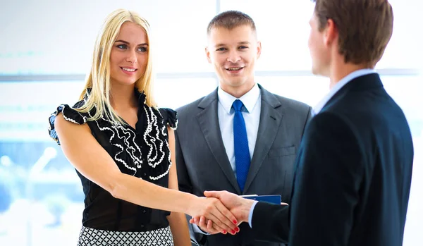 Gente de negocios dándose la mano después de reunirse — Foto de Stock