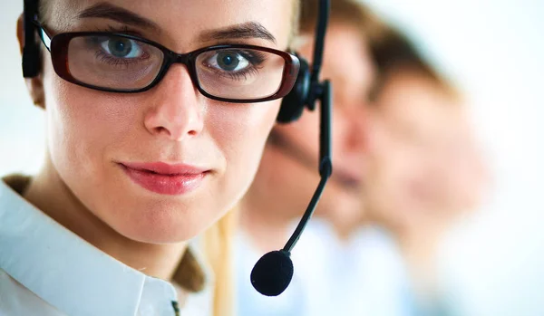 Aantrekkelijke jonge ondernemers en collega 's in een callcenter — Stockfoto