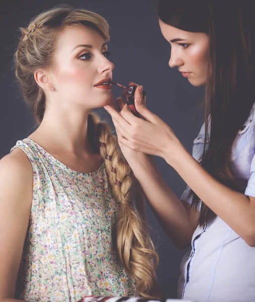 Artista fare professionale make up di donna — Foto Stock