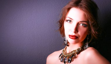 Siyah elbiseli, akşam makyajlı güzel bir kadın.