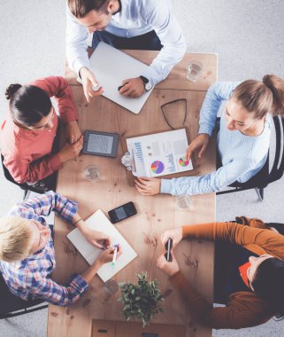 İş adamları toplantıda, ofiste oturup tartışıyorlar.