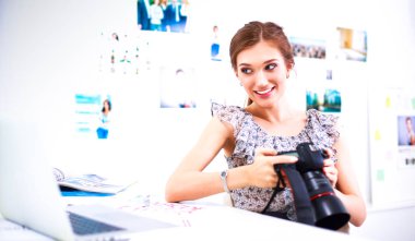 Ofiste masa başında oturan çekici bir iş kadını.