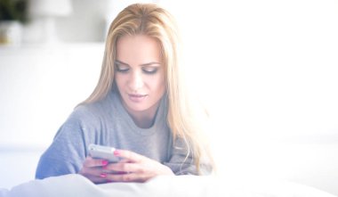 Oturma odasında kanepede mesaj gönderme yalan güzel kadın