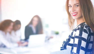 Gemide yazma klasörü olan kadın