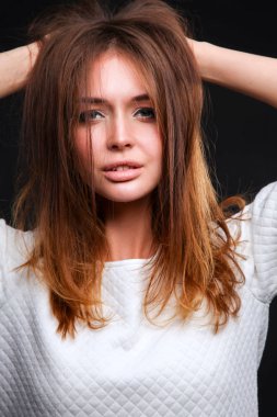 Siyah arka plan üzerine izole güzel bir kadın portresi. Güzel bir kadın portresi