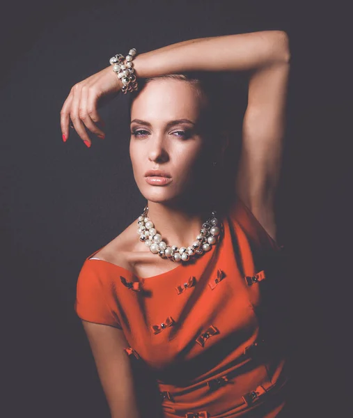 Portrait de jeune femme en robe rouge, fond noir isolé — Photo