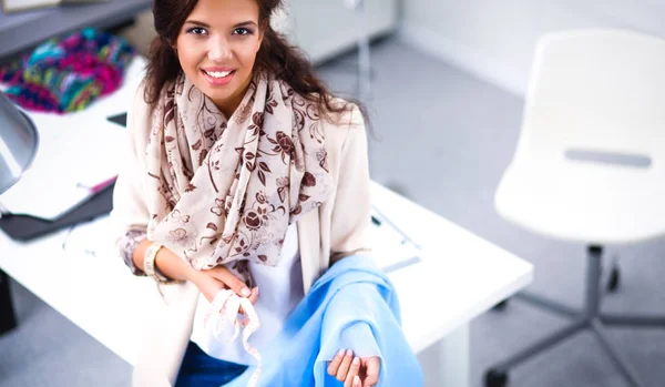 मुस्कुराते महिला फैशन डिजाइनर कार्यालय डेस्क पर बैठे — स्टॉक फ़ोटो, इमेज