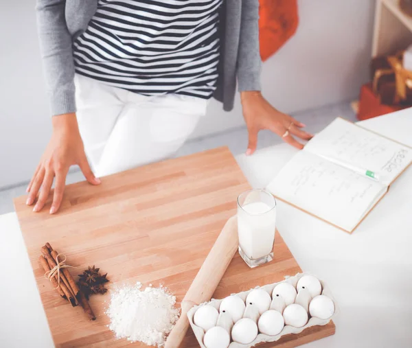 Gelukkig jong vrouw glimlachen het hebben van plezier met kerst voorbereidingen dragen Santa hoed — Stockfoto