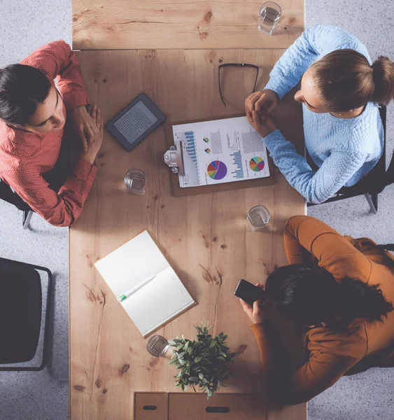 Affärsmän som sitter och diskuterar på mötet, i sitt ämbete — Stockfoto