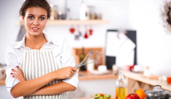Leende ung kvinna som står i köket — Stockfoto