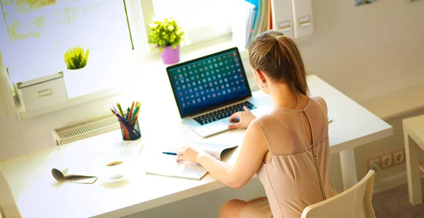 机とラップトップに座っている文書を持つ女性 — ストック写真