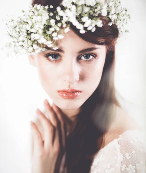 Retrato de una hermosa mujer con flores en el pelo —  Fotos de Stock