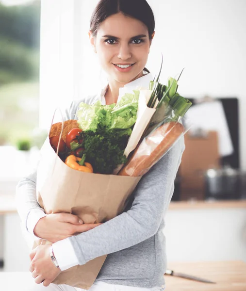 Mujer Joven Sosteniendo Bolsa Compra Comestibles Con Verduras Pie Cocina —  Fotos de Stock