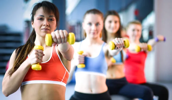 Grupp av människor i en pilatesklass på gymmet — Stockfoto