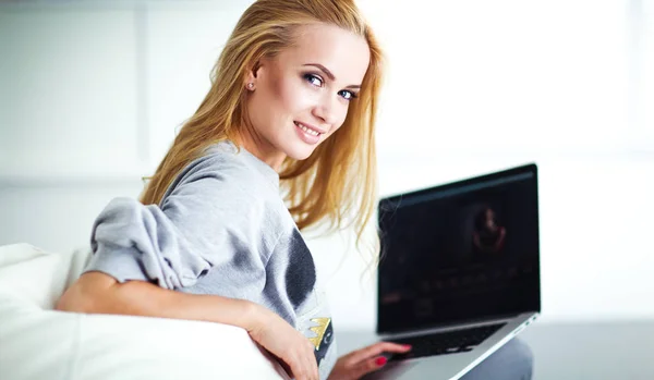 Młoda piękna kobieta korzystająca z laptopa w domu — Zdjęcie stockowe