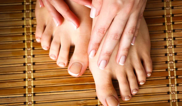 Pflege für schöne Frauenbeine auf dem Boden — Stockfoto