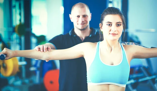Vacker kvinna på gymmet tränar med hennes tränare — Stockfoto