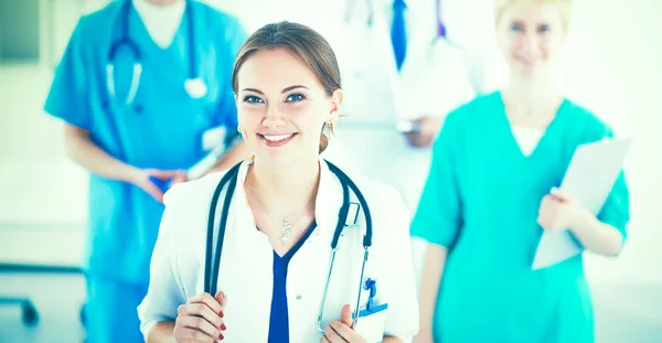 Médica atraente na frente do grupo médico — Fotografia de Stock