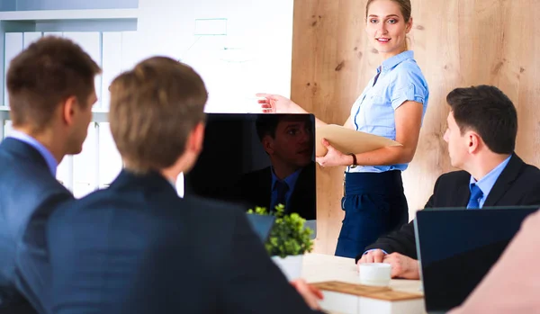 Gente de negocios sentada y discutiendo en la reunión de negocios, en la oficina — Foto de Stock