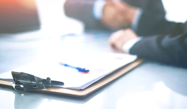 Geschäftsleute schütteln Hände, beenden ein Meeting — Stockfoto