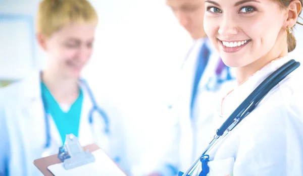 Médica atraente na frente do grupo médico — Fotografia de Stock