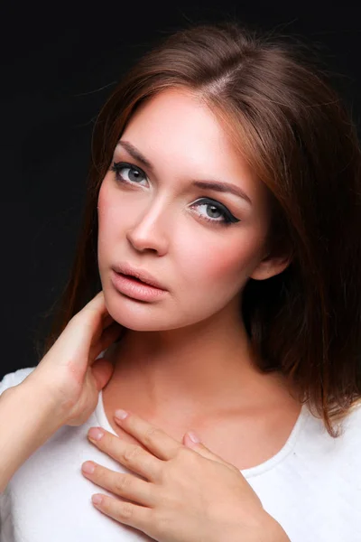 Portrait d'une belle femme, isolée sur fond noir. Portrait d'une belle femme — Photo