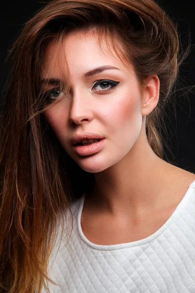 Retrato de una mujer hermosa, aislada sobre fondo negro. Retrato de una mujer hermosa — Foto de Stock