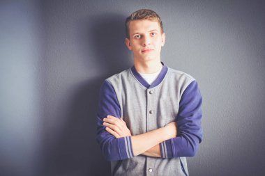 siyah background.portrait genç bir adam üzerinde genç bir adam portresi.