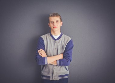 siyah background.portrait genç bir adam üzerinde genç bir adam portresi.