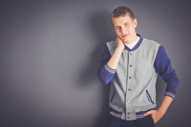 siyah background.portrait genç bir adam üzerinde genç bir adam portresi.