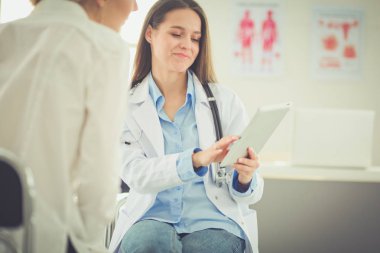 Doktor ve hasta masada otururken bir şey tartışıyorlar. İlaç ve sağlık hizmetleri kavramı