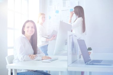 Ofiste dizüstü bilgisayarda çalışan çekici kadın. İş adamları